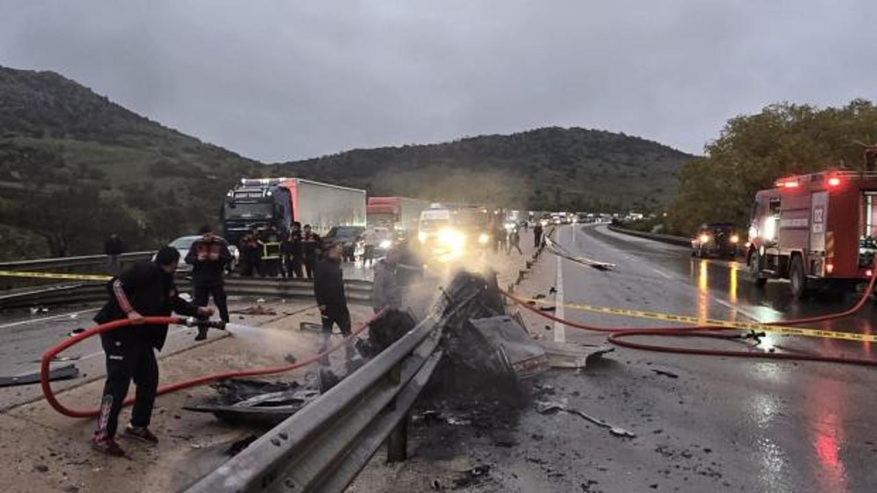 Bariyerlere &ccedil;arparak yanan otomobilin s&uuml;r&uuml;c&uuml;s&uuml; feci şekilde can verdi
