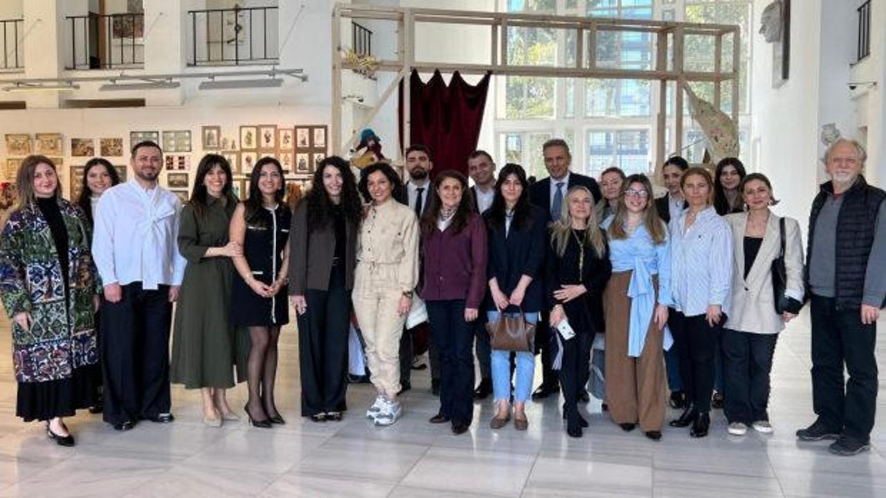 Cildimdeki Hik&acirc;ye Yarışması ile hastalığın g&ouml;r&uuml;nmeyen etkileri lif (tekstil) sanatına d&ouml;n&uuml;ş&uuml;yor