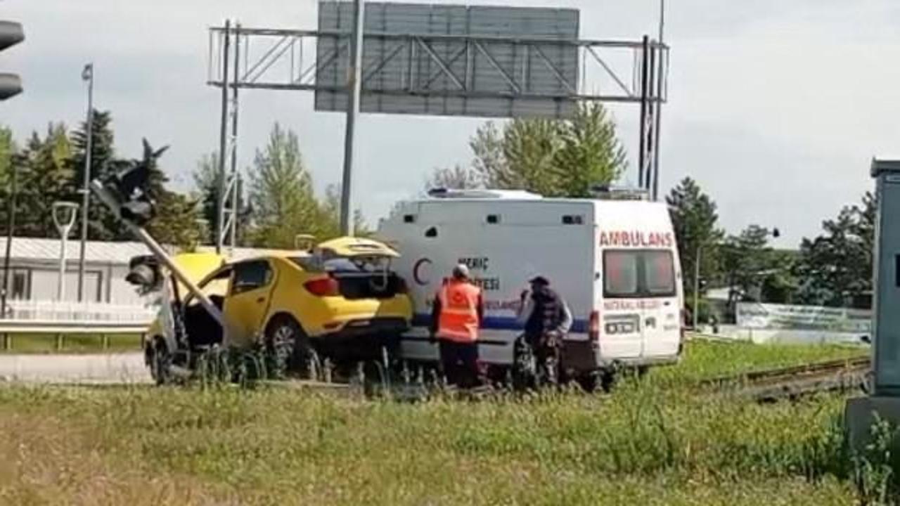 Edirne'de ambulans ile taksi &ccedil;arpıştı: Yaralılar var!