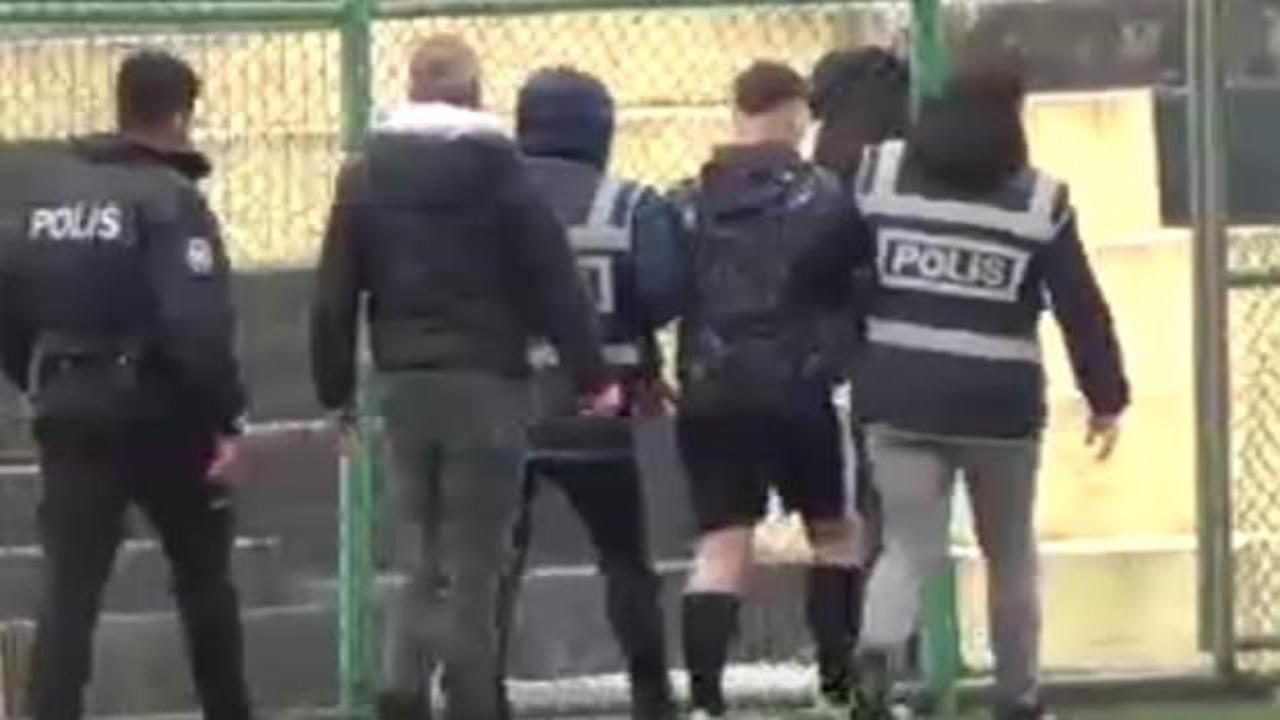 Yeşil sahada olay bitmiyor! Hakemin y&uuml;z&uuml;ne yumruk atan futbolcu g&ouml;zaltına alındı