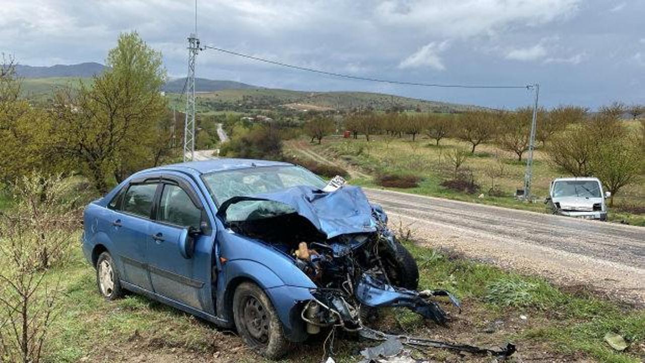 Elazığ'da feci kaza: &Ouml;l&uuml; ve yaralılar var