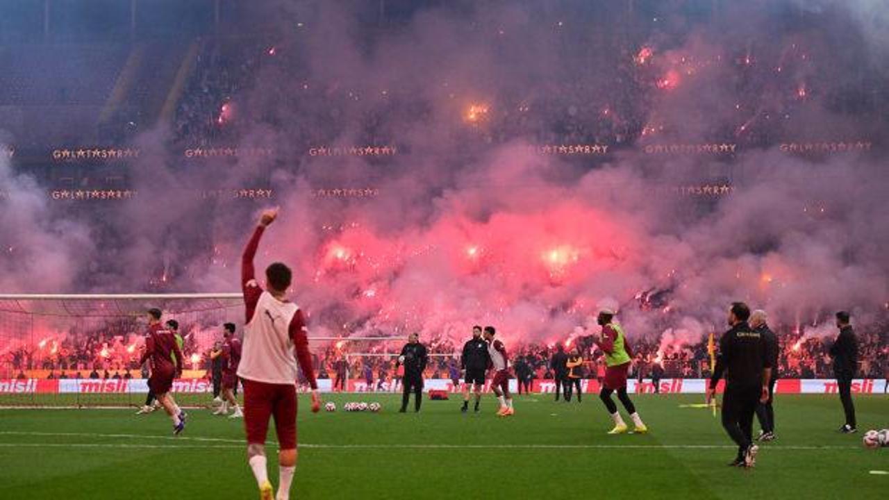 Final ma&ccedil;ı gibi antrenman! Eski yıldızlar akın etti: Tam 40 bin kişi izledi