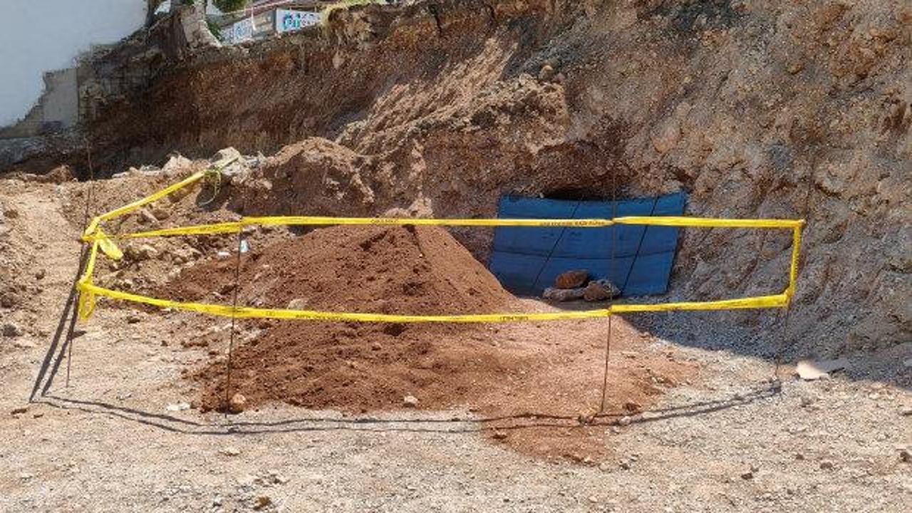 Hatay'da belediyenin kazısında kaya mezarı bulundu