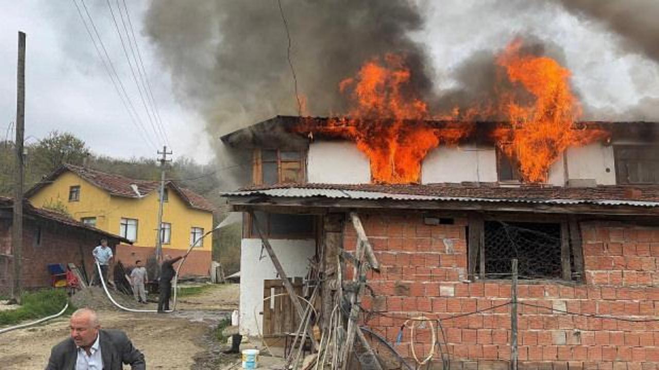 İki katlı ev alev alev yandı