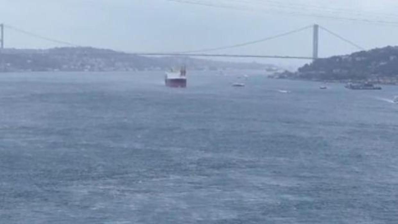 İstanbul Boğazı'nda gemi arızası! &Ccedil;ift y&ouml;nl&uuml; trafik durduruldu