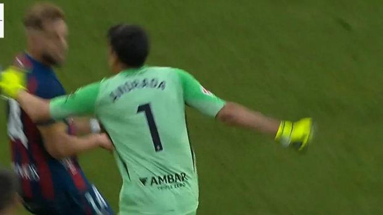 Kırmızı kart g&ouml;r&uuml;p rakibine yumruk atmıştı! Tecr&uuml;beli kaleciye ağır fatura