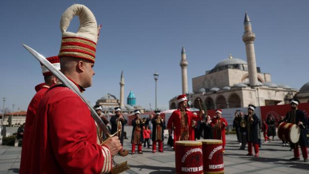 Konya B&uuml;y&uuml;kşehir Mehter Takımı ile şehrin meydanlarında mehter coşkusu s&uuml;r&uuml;yor