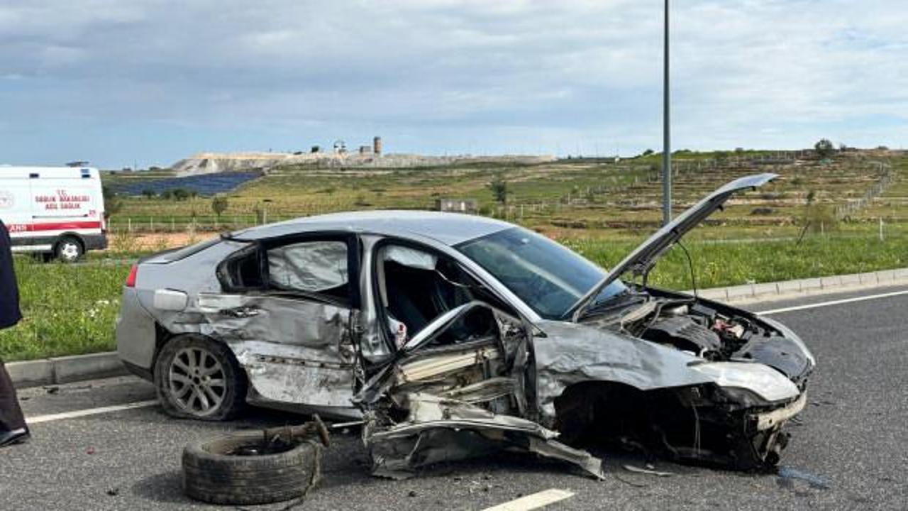 Mardin&rsquo;de minib&uuml;s ve otomobil &ccedil;arpıştı: Yaralılar var