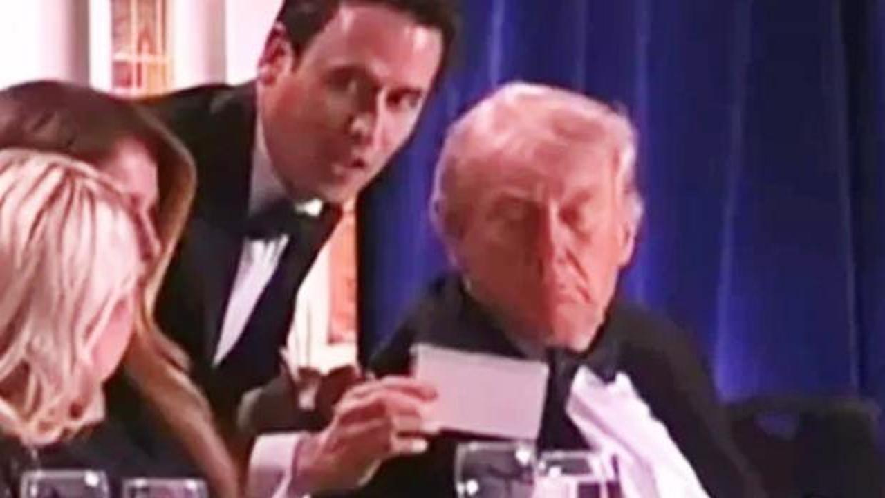 Saldırı &ouml;ncesi Trump'a g&ouml;sterilen notun sırrı belli oldu