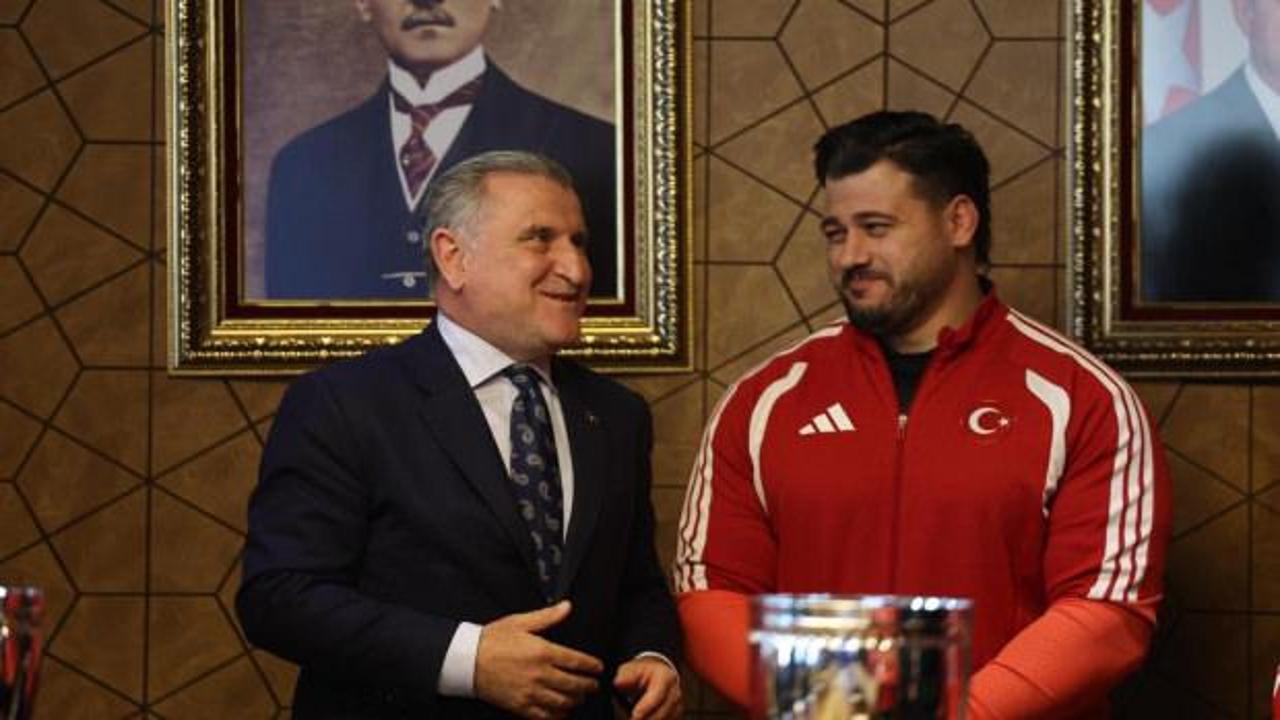 Şampiyon g&uuml;reş&ccedil;ilerden Bakan Bak'a ziyaret!