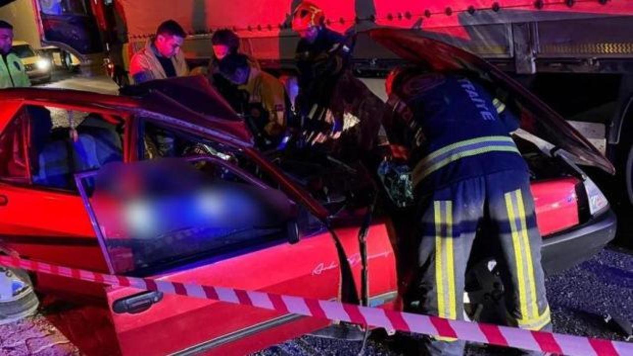 Tıra yandan &ccedil;arpan otomobilde 1 kişi &ouml;ld&uuml;, 1 kişi ağır yaralandı