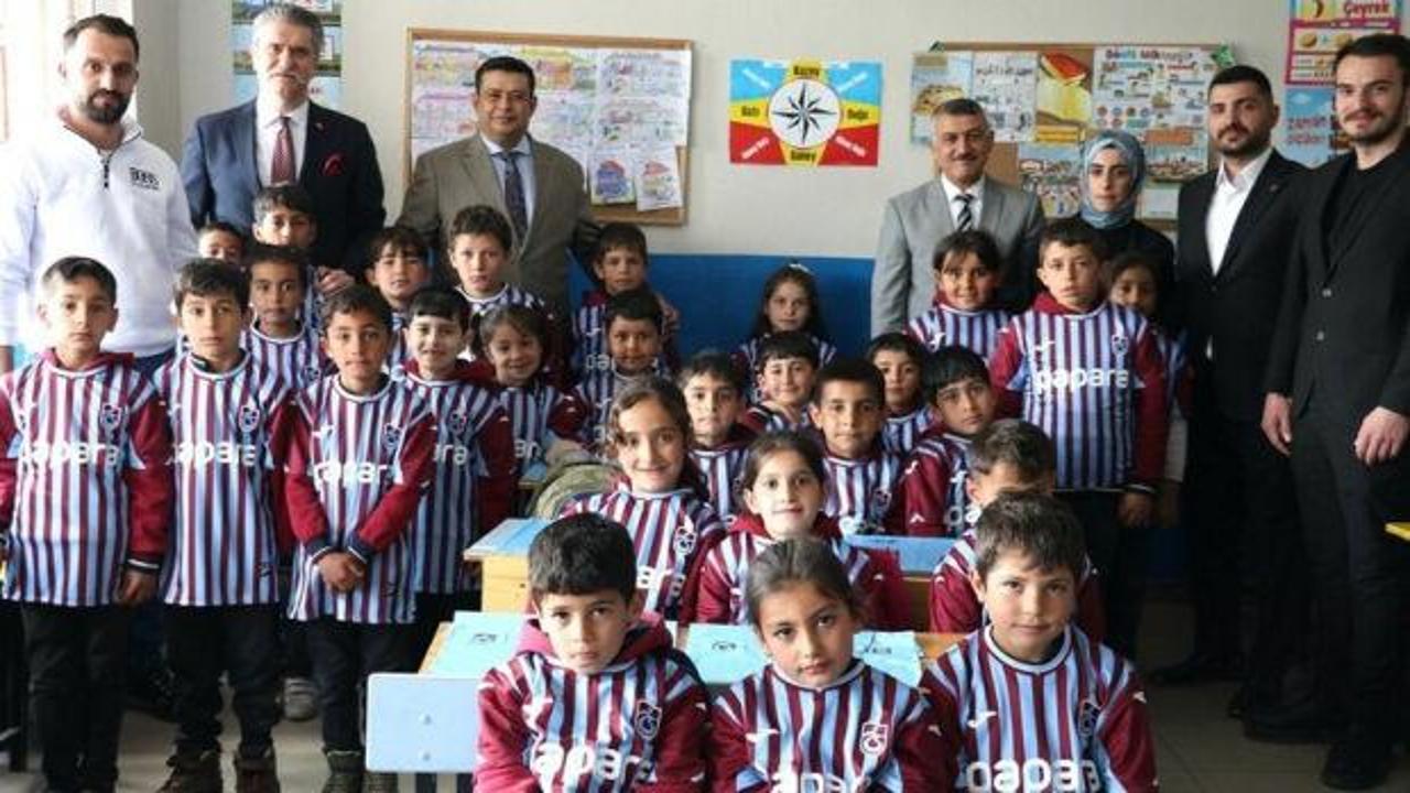 Trabzonspor'dan &ouml;rnek davranış! Savcı istedi, k&ouml;y okulu bordo-mavi forma ile doldu