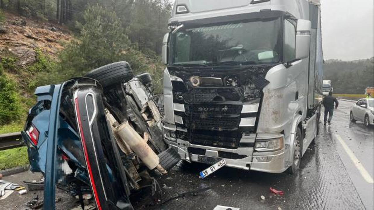 3 ara&ccedil;lık zincirleme kaza: Otomobil un ufak oldu! 1 &ouml;l&uuml;, 5 yaralı!