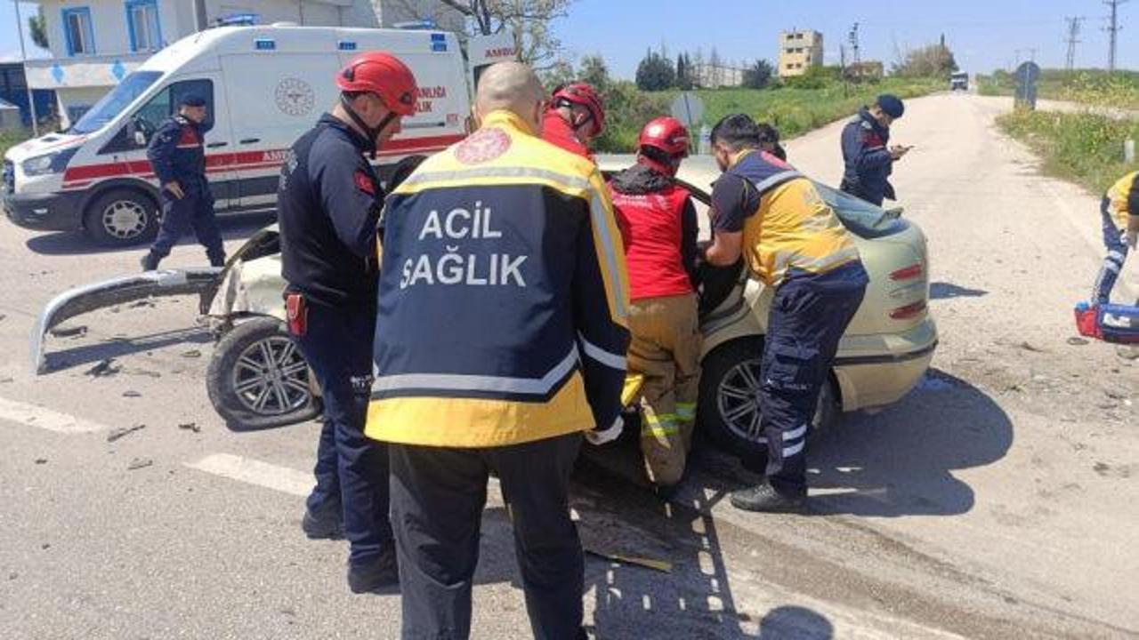 Balıkesir'de otomobiller &ccedil;arpıştı: 3'&uuml; ağır 6 yaralı