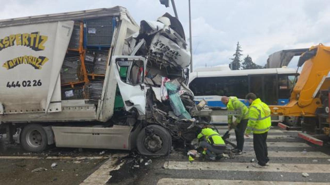 Bursa'da Tır tankere &ccedil;arptı: S&uuml;r&uuml;c&uuml; korkun&ccedil; şekilde can verdi