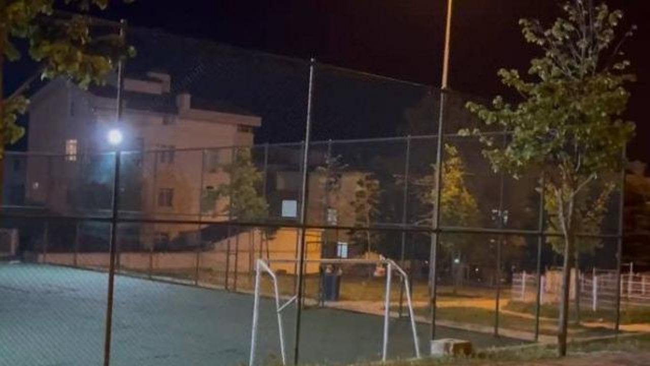 B&uuml;y&uuml;k&ccedil;ekmece'de parkta bı&ccedil;aklı kavga: 2 ağır yaralı