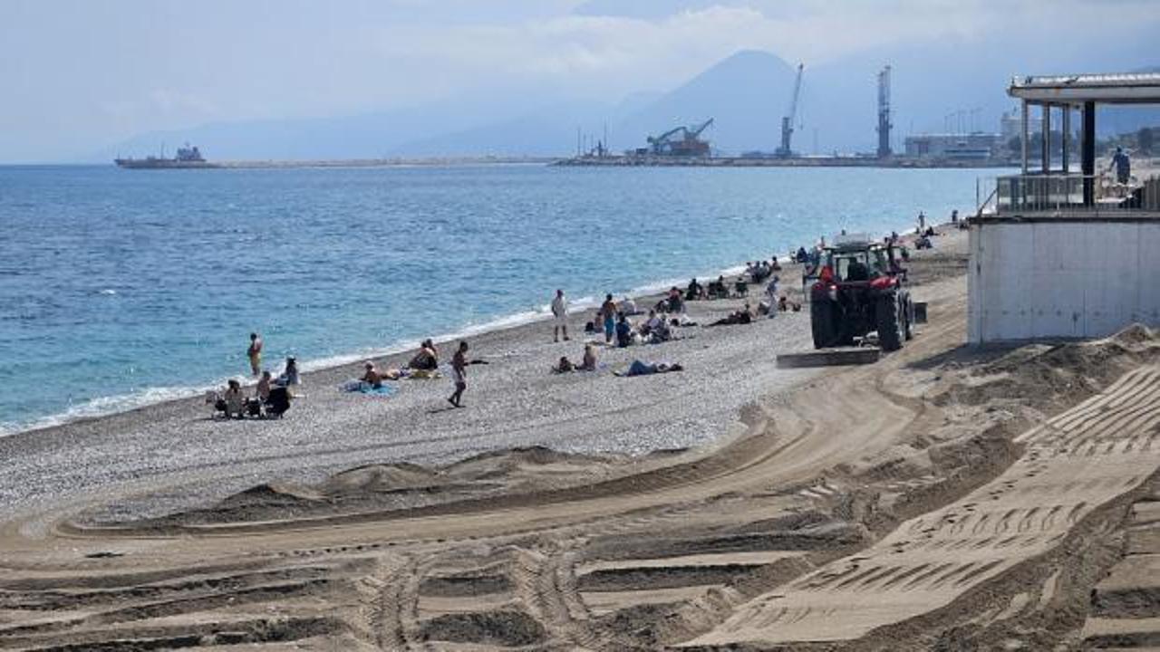İş makineleri plajda, turistler denizde! D&uuml;nyaca &uuml;nl&uuml; sahilde tepki &ccedil;eken &ccedil;alışma
