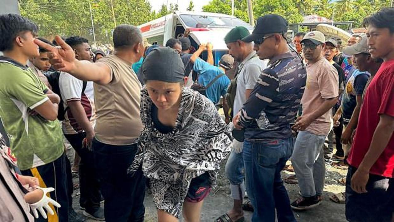 Endonezya'da yanardağ alarmı: 3 dağcı patlamada &ouml;ld&uuml;!