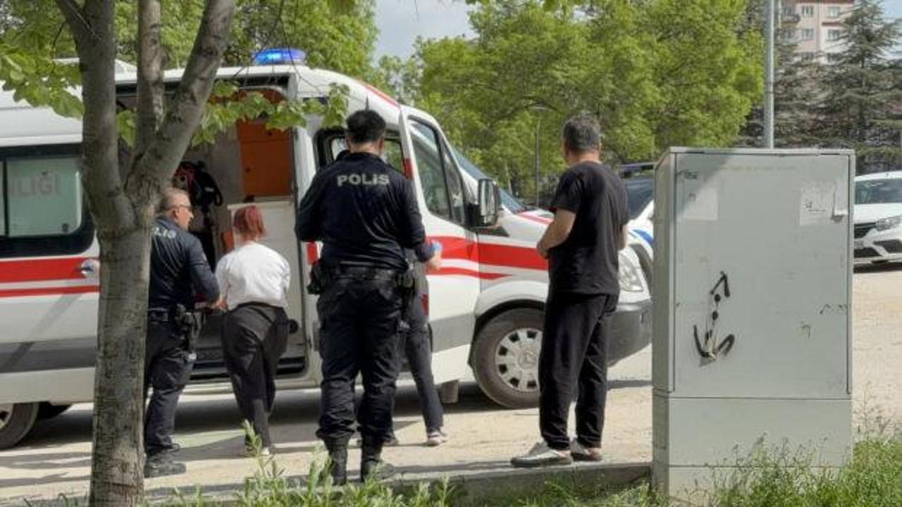 Erkek arkadaş kavgasında 3 kız bı&ccedil;akla yaralandı