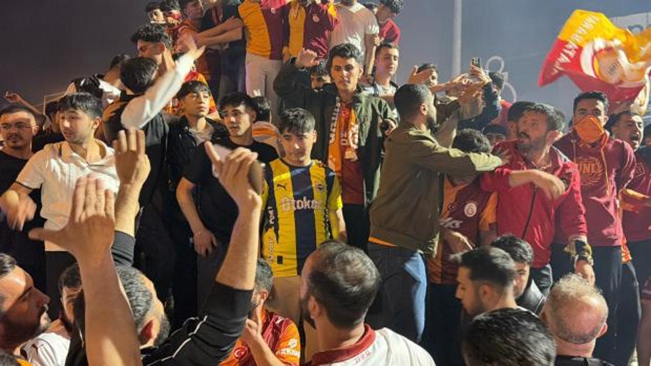 Galatasaray'ın şampiyonluk kutlamasına damga vuran Fenerbah&ccedil;eli