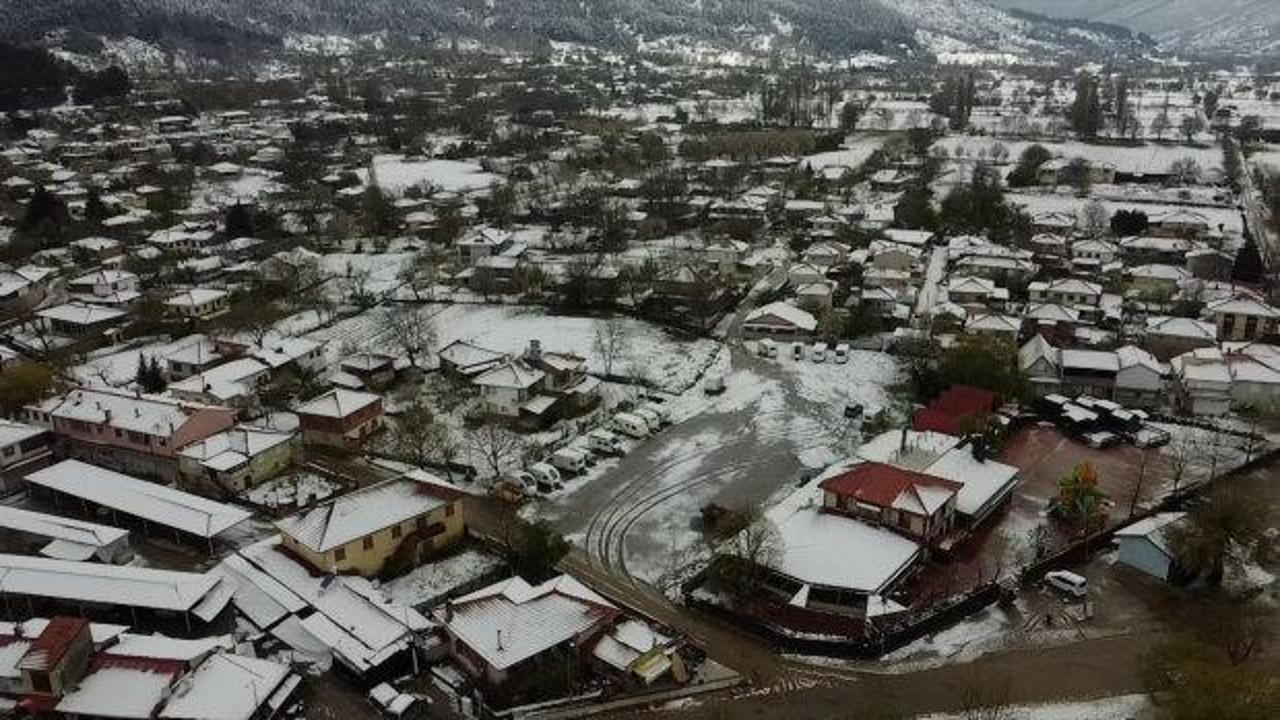 İzmir &Ouml;demiş'te kar yağışı etkili oldu