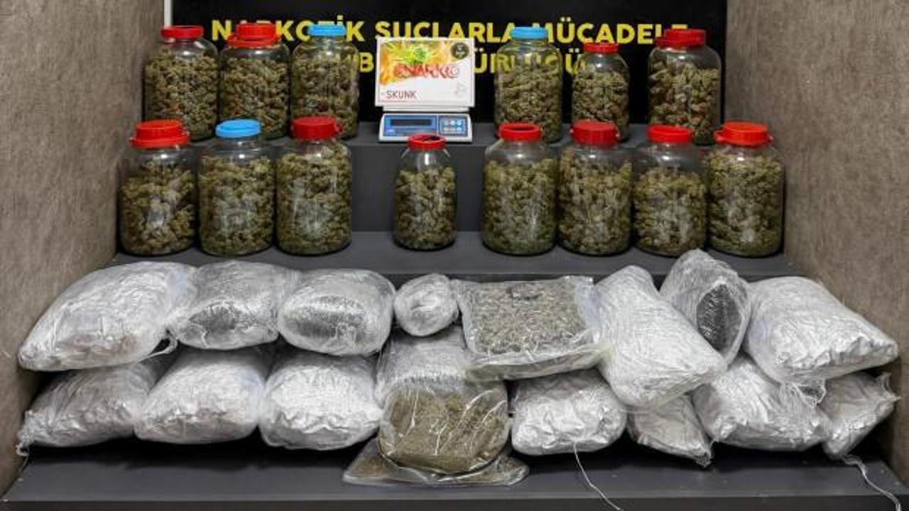 İzmir'de 39 kilo kokain, 21 kilo skunk ele ge&ccedil;irildi; 4 tutuklama