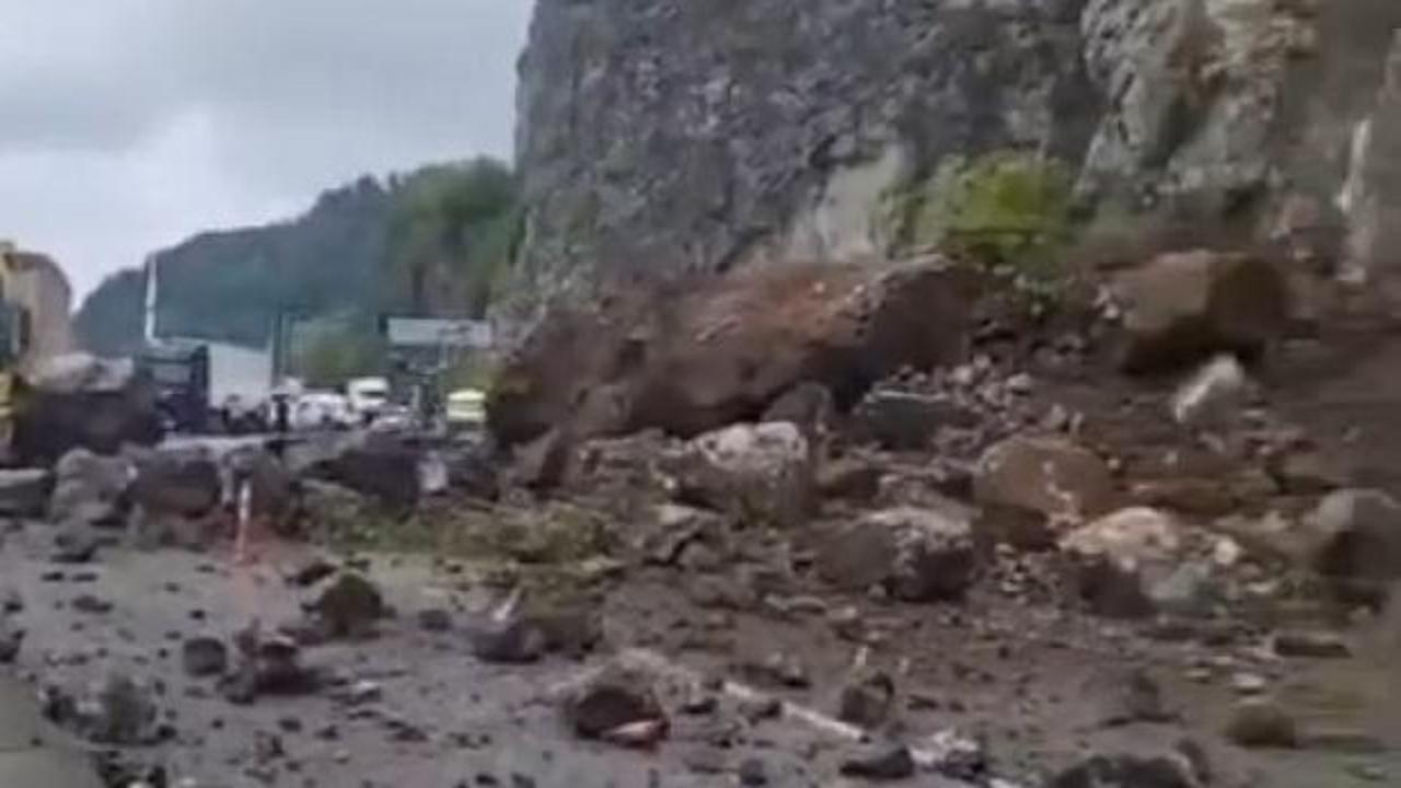Karadeniz Sahil Yolu'nda heyelan! Ulaşıma kapandı