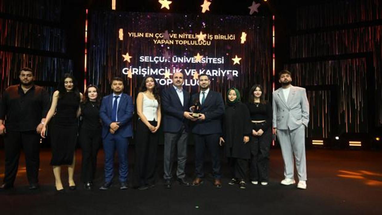 Konya&rsquo;da gen&ccedil;lerin b&uuml;y&uuml;k gecesi: &Ouml;d&uuml;ller sahiplerini buldu