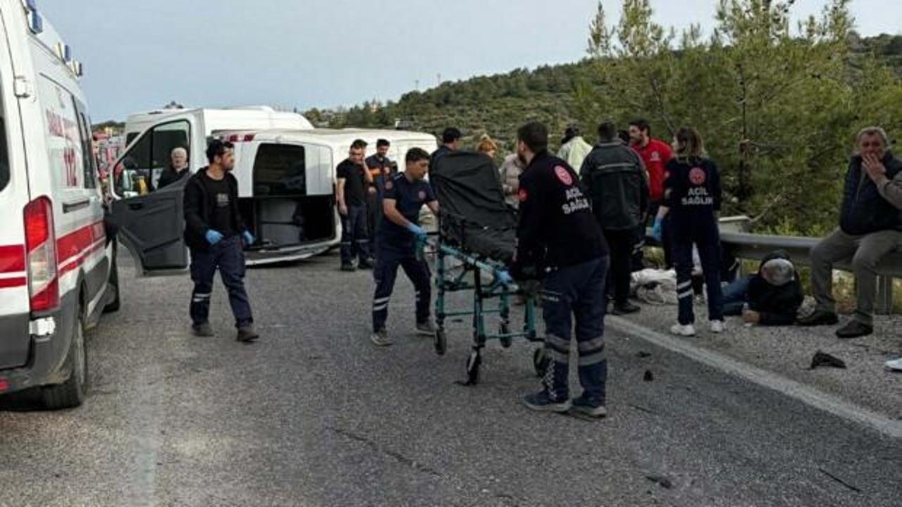 Kuşadası'nda otomobil ile minib&uuml;s &ccedil;arpıştı: 12 yaralı