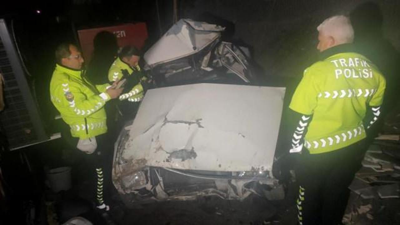 Otomobil 50 metreden şarampole u&ccedil;tu: 2 kişi ara&ccedil;tan atlayarak kurtuldu