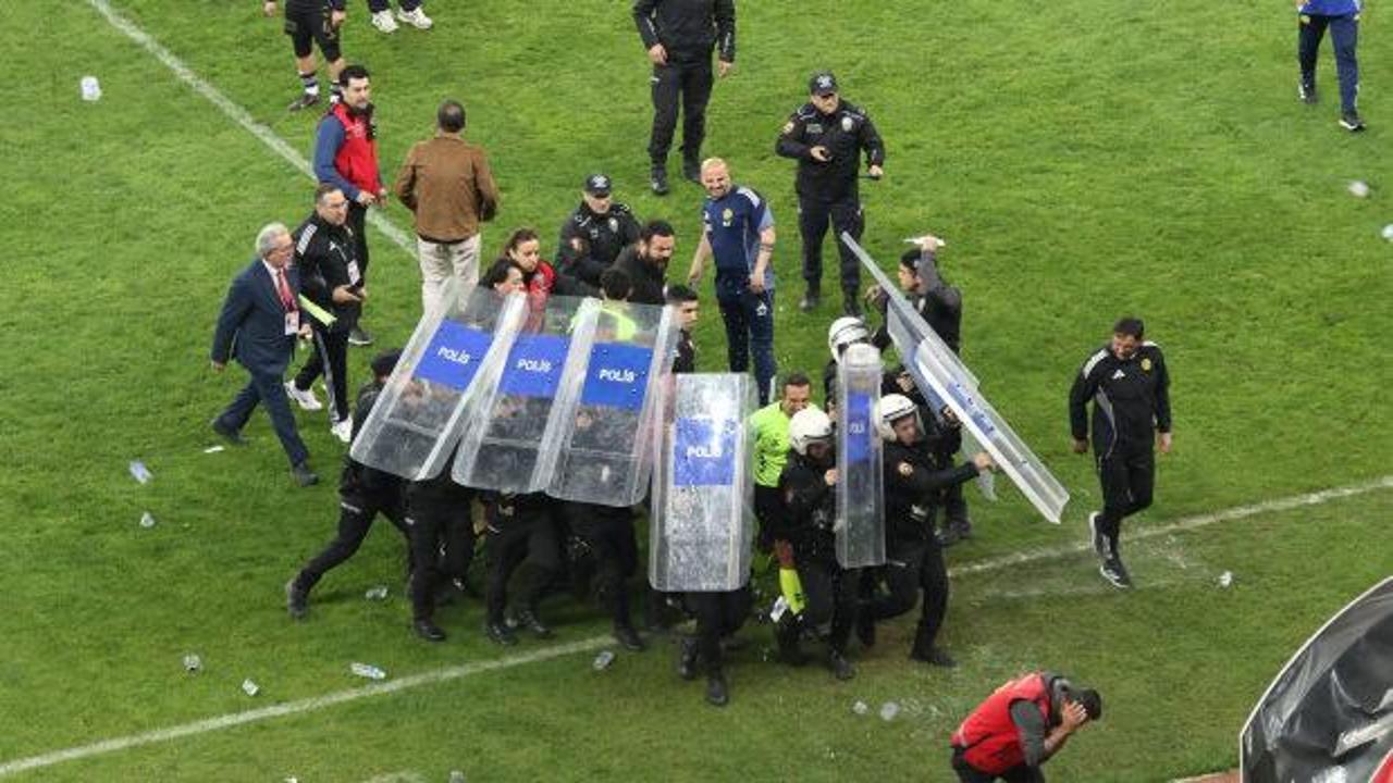 Play-off ma&ccedil;ında saha karıştı! Soyunma odasına polis kalkanlarıyla gittiler