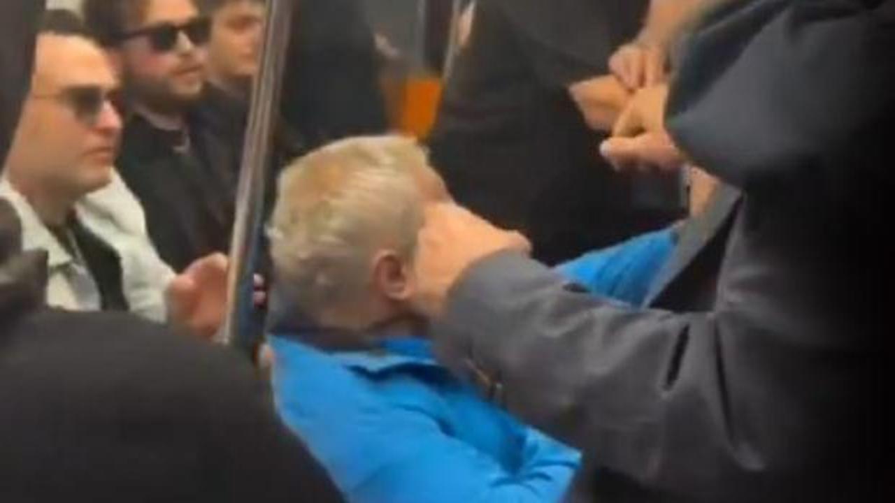 Şampiyonluk sonrası taraftarlar metroda yolcuyu d&ouml;vd&uuml;! Bir kadın oklavayla m&uuml;dahale etti
