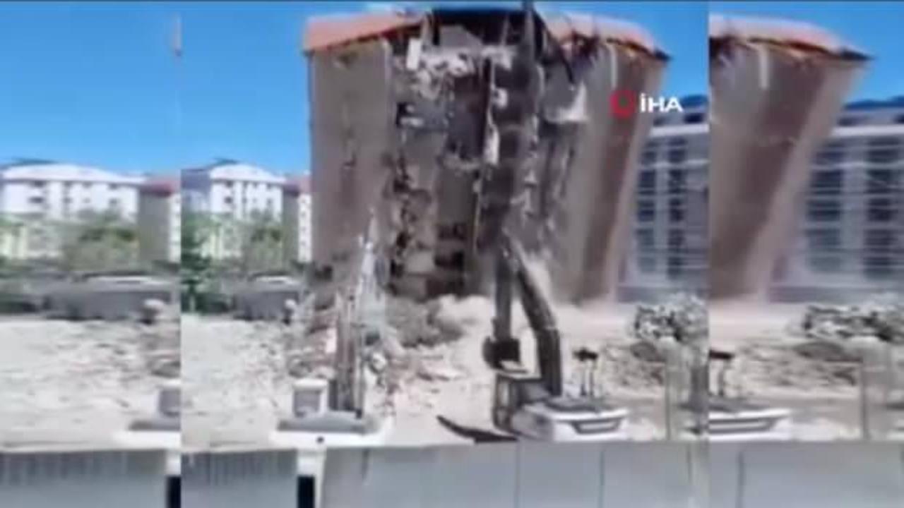 Esenyurt'ta Kentsel Dönüşüm Kapsamında Yıkım Sırasında Bina Çöktü