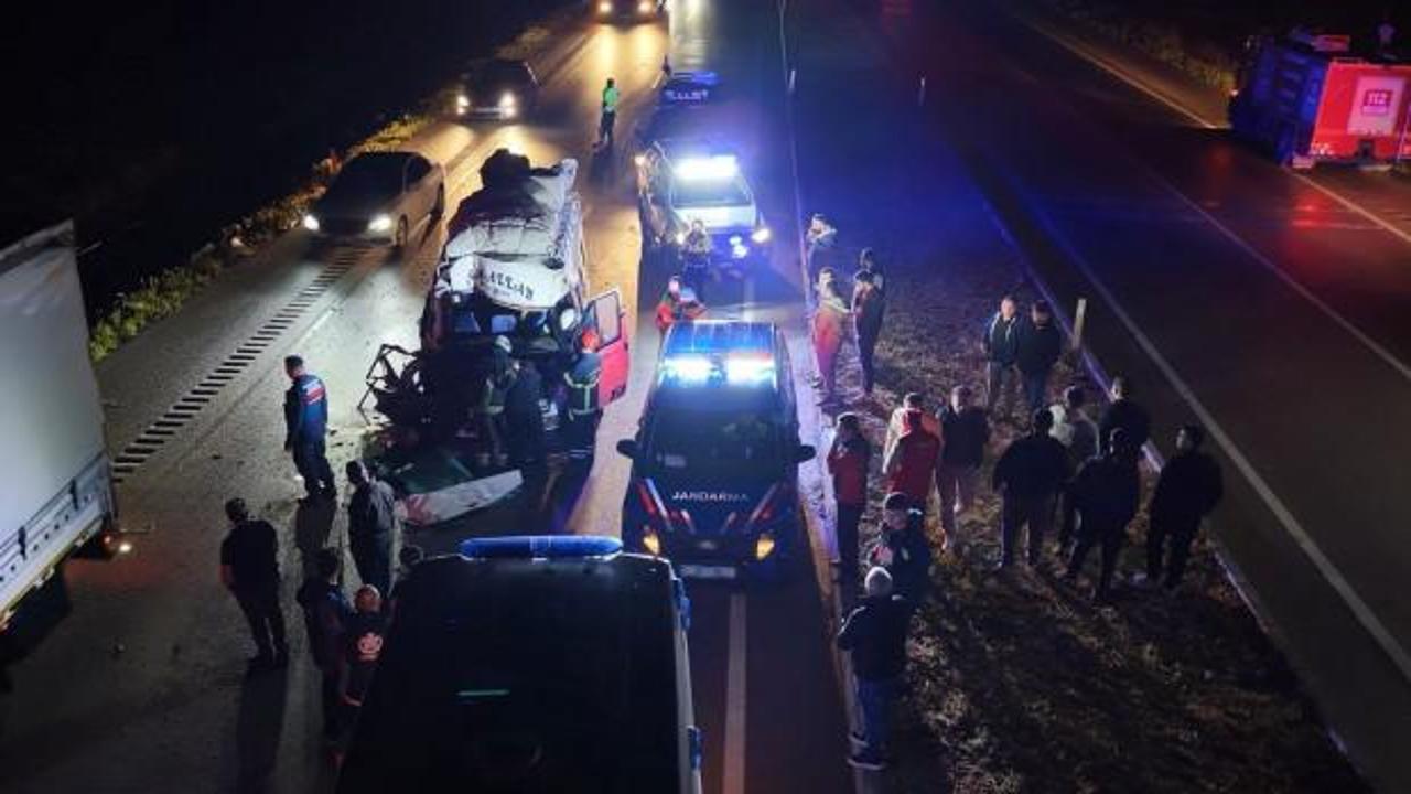 Aksaray'da feci kaza: Minib&uuml;s tıra &ccedil;arptı! &Ccedil;ok sayıda yaralı var