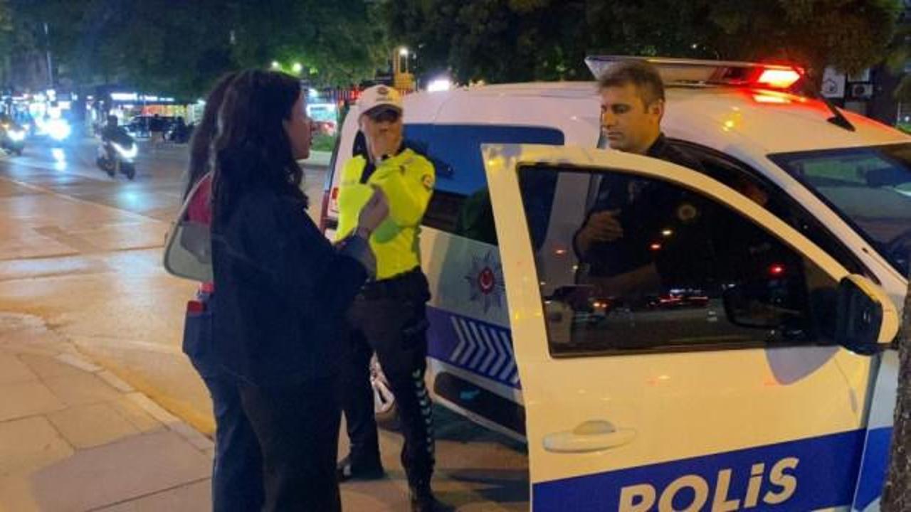 Bankamatikte unutulan parayı g&ouml;r&uuml;p polise teslim etti