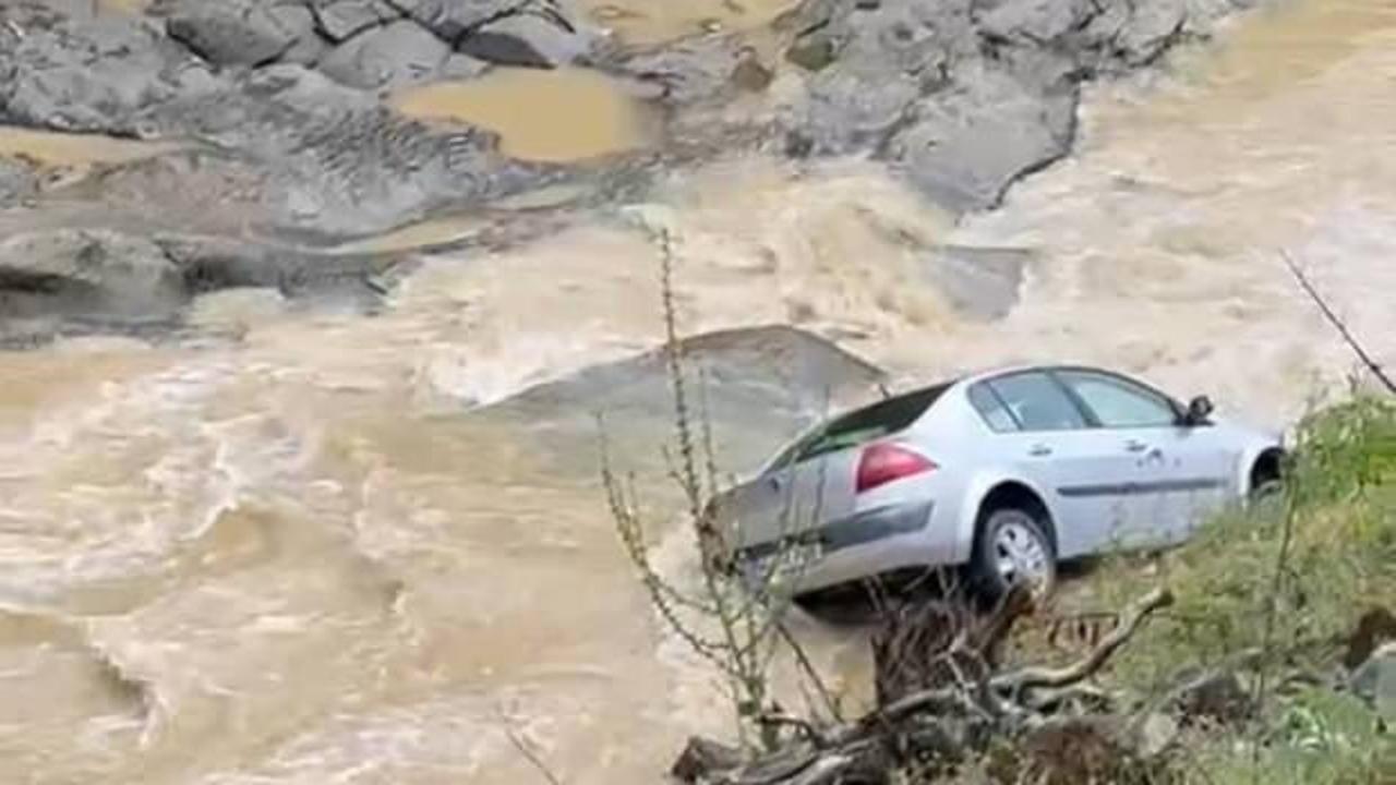 Dereye savrulan otomobilin s&uuml;r&uuml;c&uuml;s&uuml; yaralandı