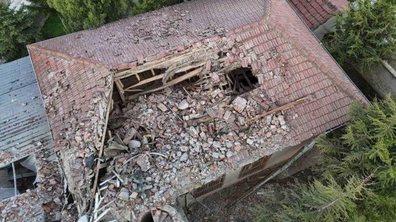 Eskişehir&rsquo;de yıldırım d&uuml;şen caminin minaresi yıkıldı