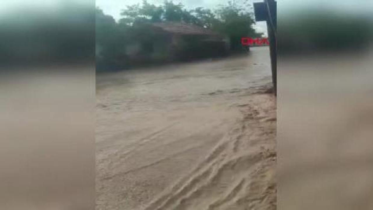 Hatay'ın Erzin ilçesinde sağanak yağış dereleri taşırarak mahalleleri su altında bıraktı