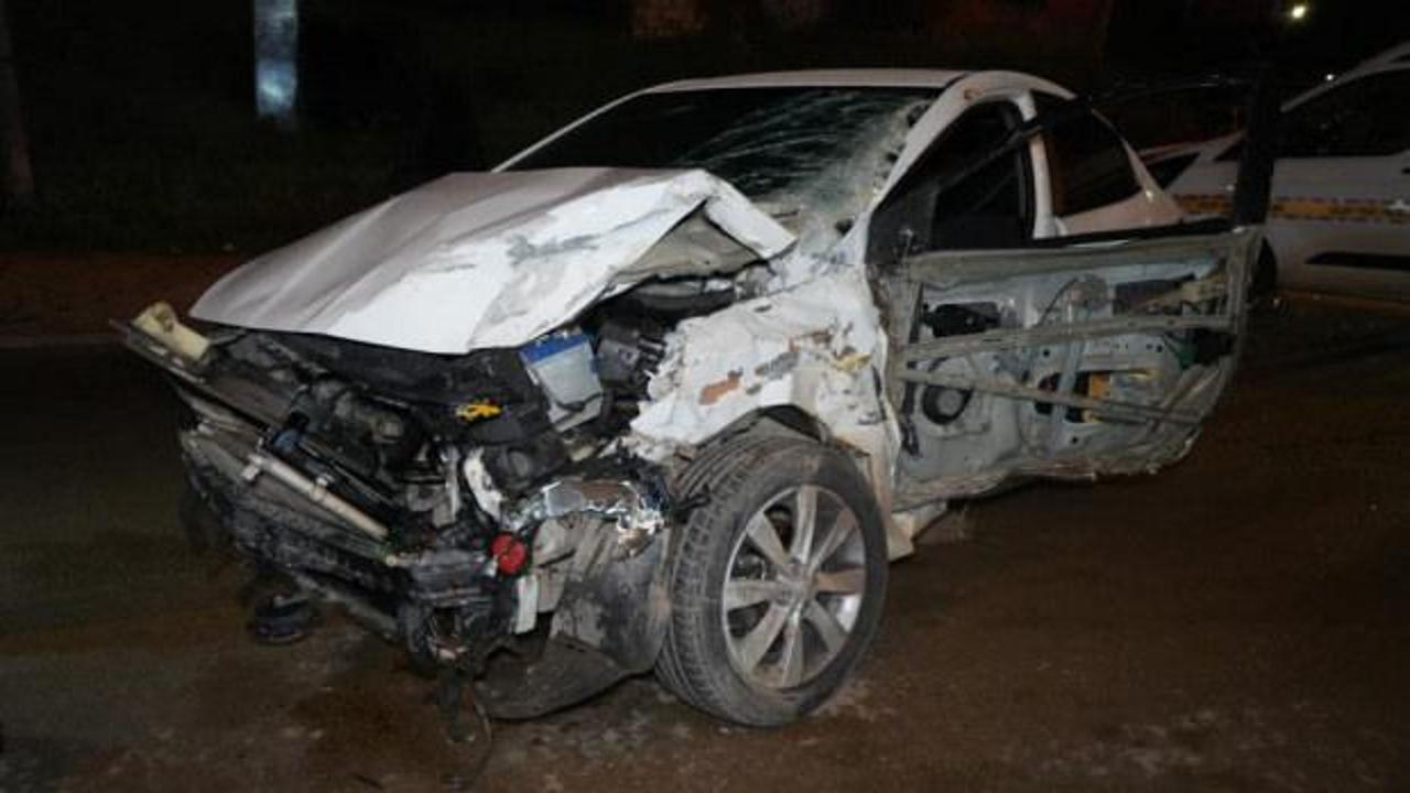 Kontrolden &ccedil;ıkan otomobil, park halindeki &ccedil;ekiciye &ccedil;arptı: 1 &ouml;l&uuml;, 1 yaralı