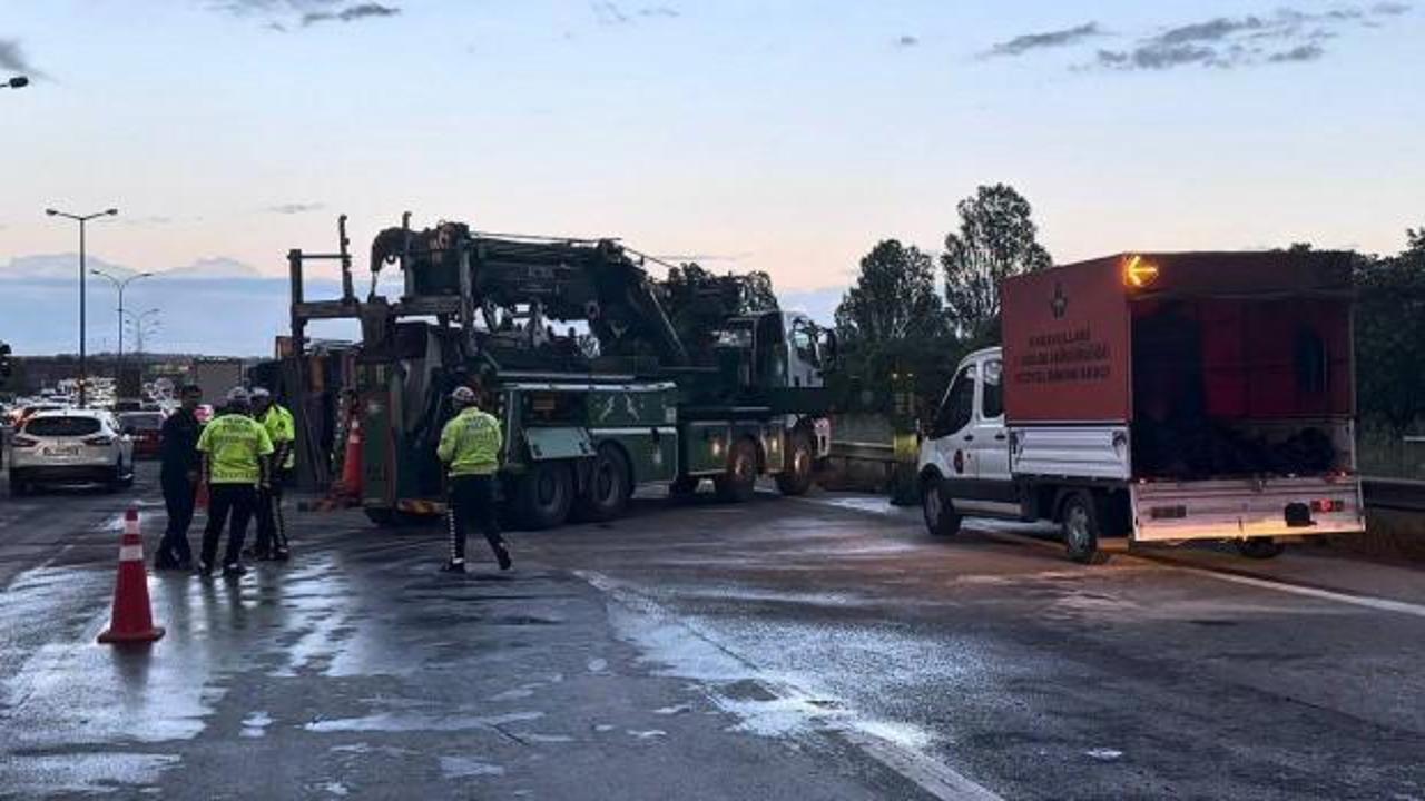 Pendik'te dorsesi devrilen TIR, kaldırma &ccedil;alışmaları sırasında yan yattı