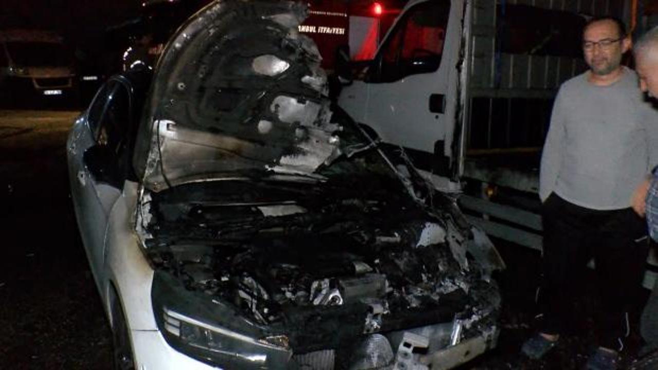 &Uuml;sk&uuml;dar'da gece yarısı ara&ccedil; yangını paniği: 3 ara&ccedil; alevlere teslim