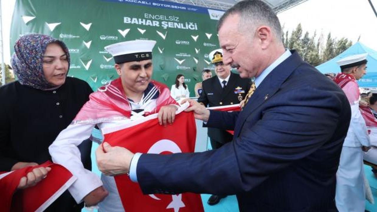 Vatan aşkıyla, &ccedil;akı gibi asker oldular: B&uuml;y&uuml;kakın temsili uğurlamada halay &ccedil;ekti