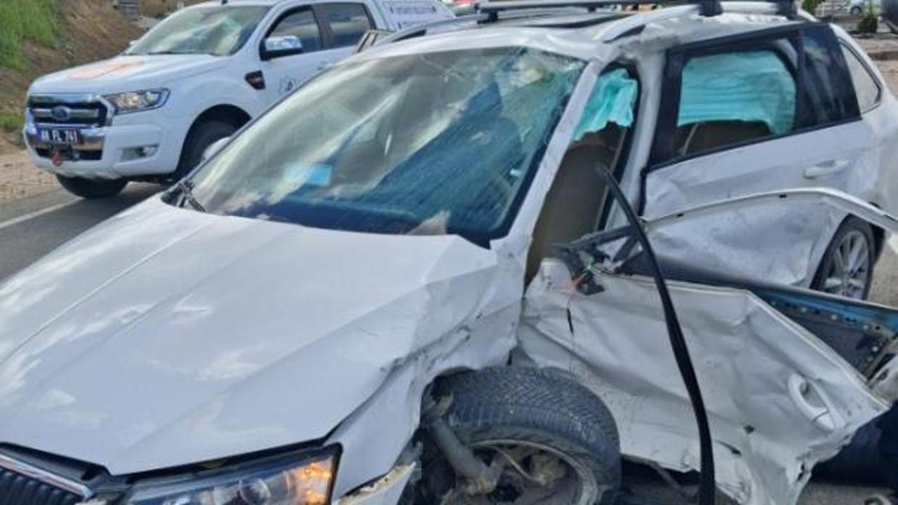 Aksaray'da otomobiller &ccedil;arpıştı: 1 &ouml;l&uuml;, 2 ağır yaralı