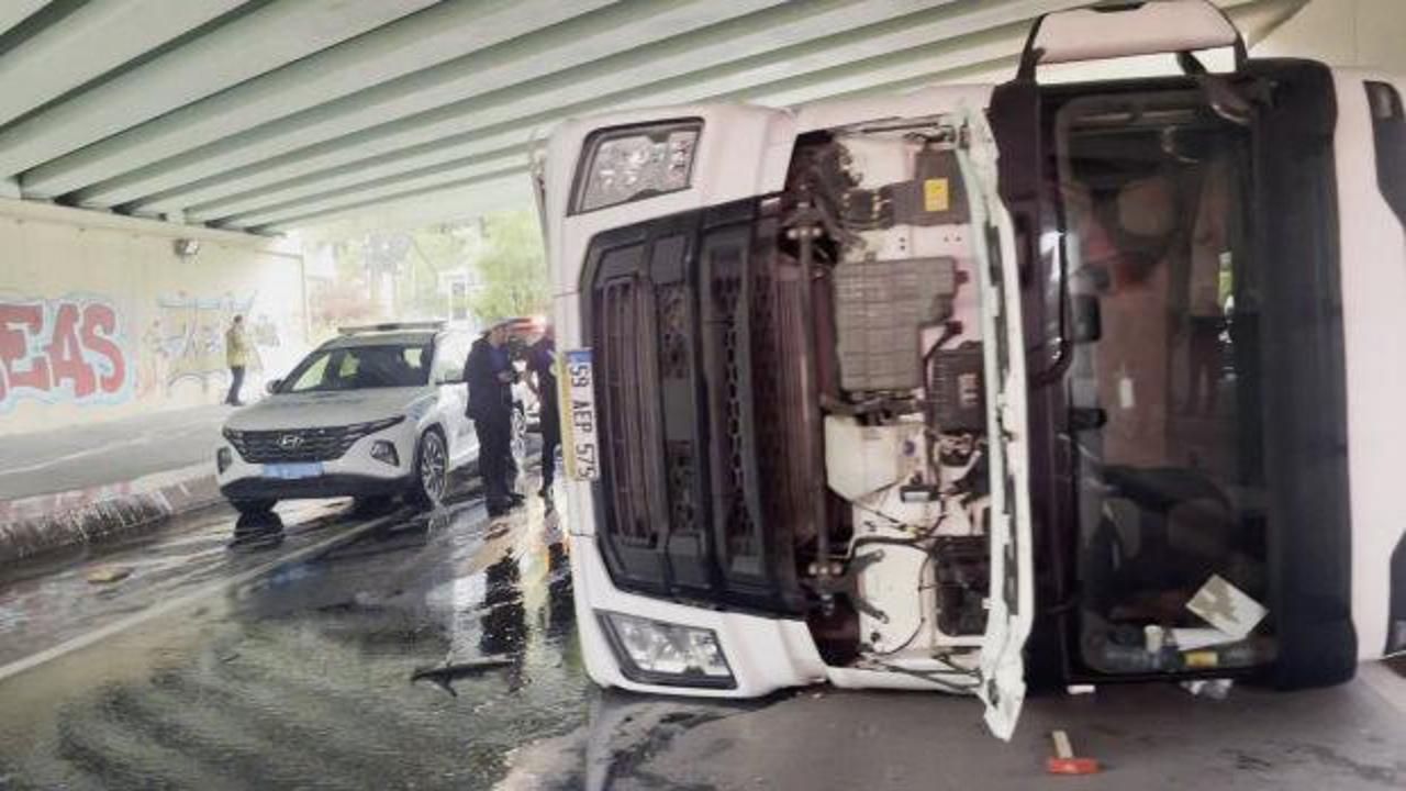 Bakırk&ouml;y'de &uuml;st ge&ccedil;ide &ccedil;arpan TIR devrildi 