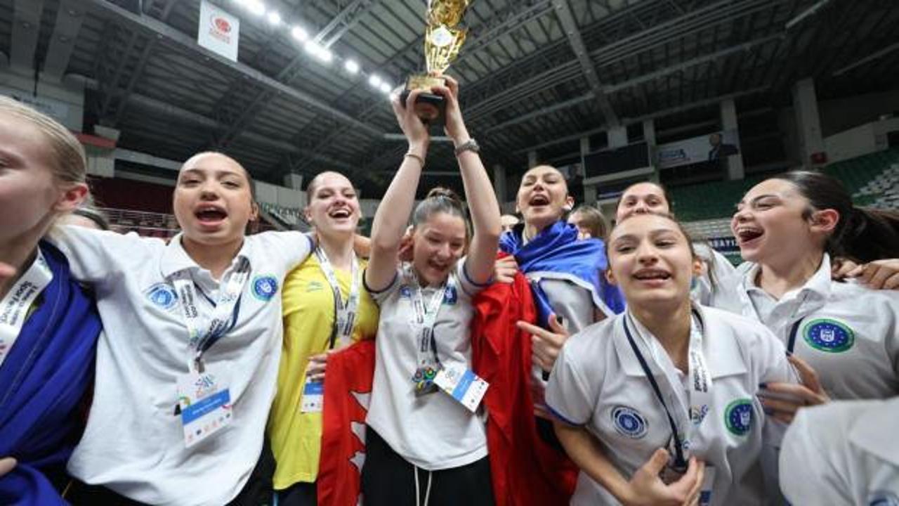 Bursa'da kardeşlik r&uuml;zgarı esti! U16 kızlar basketbol turnuvasında şampiyon belli oldu