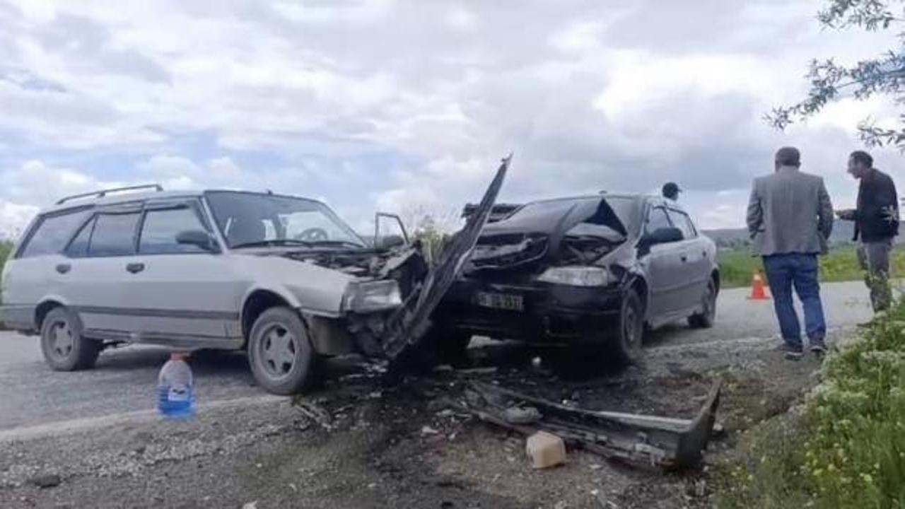 &Ccedil;orum'da iki otomobil &ccedil;arpıştı: 3 yaralı