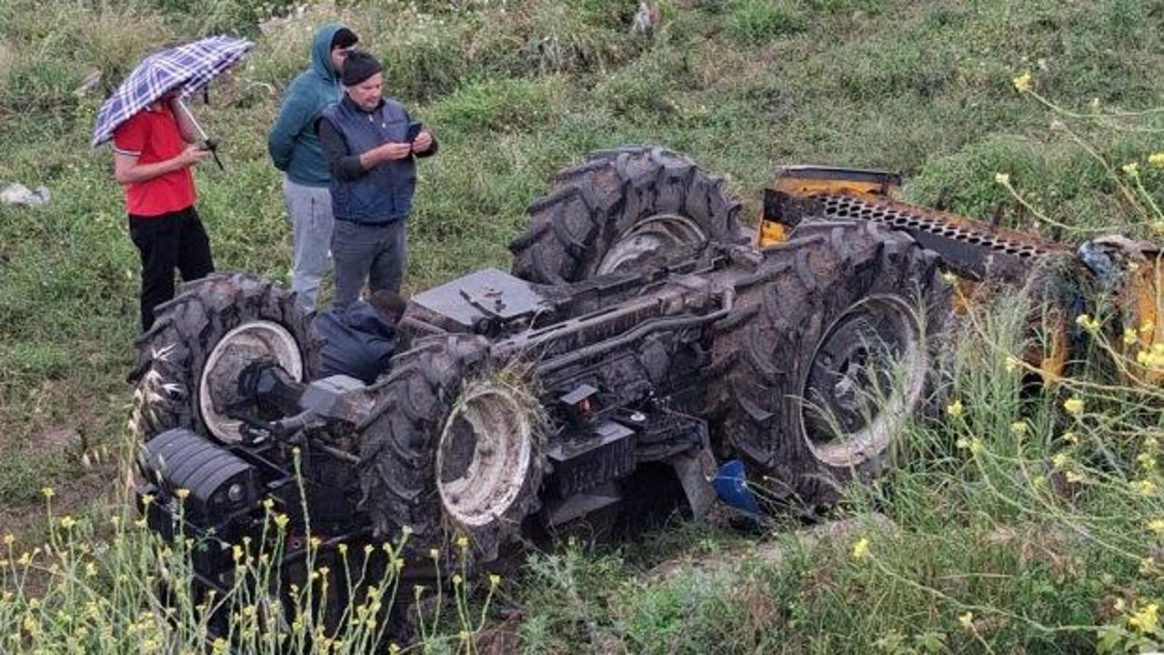Devrilen trakt&ouml;r&uuml;n altında kalan gen&ccedil; yaşamını yitirdi