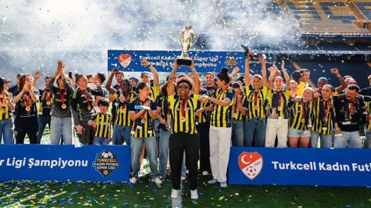 Fenerbah&ccedil;e ArsaVev şampiyonluk kupasını aldı