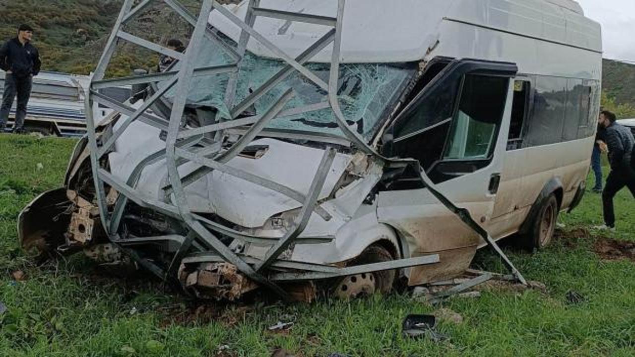 Hakkari'de elektrik direğine &ccedil;arpan minib&uuml;steki 11 kişi yaralandı