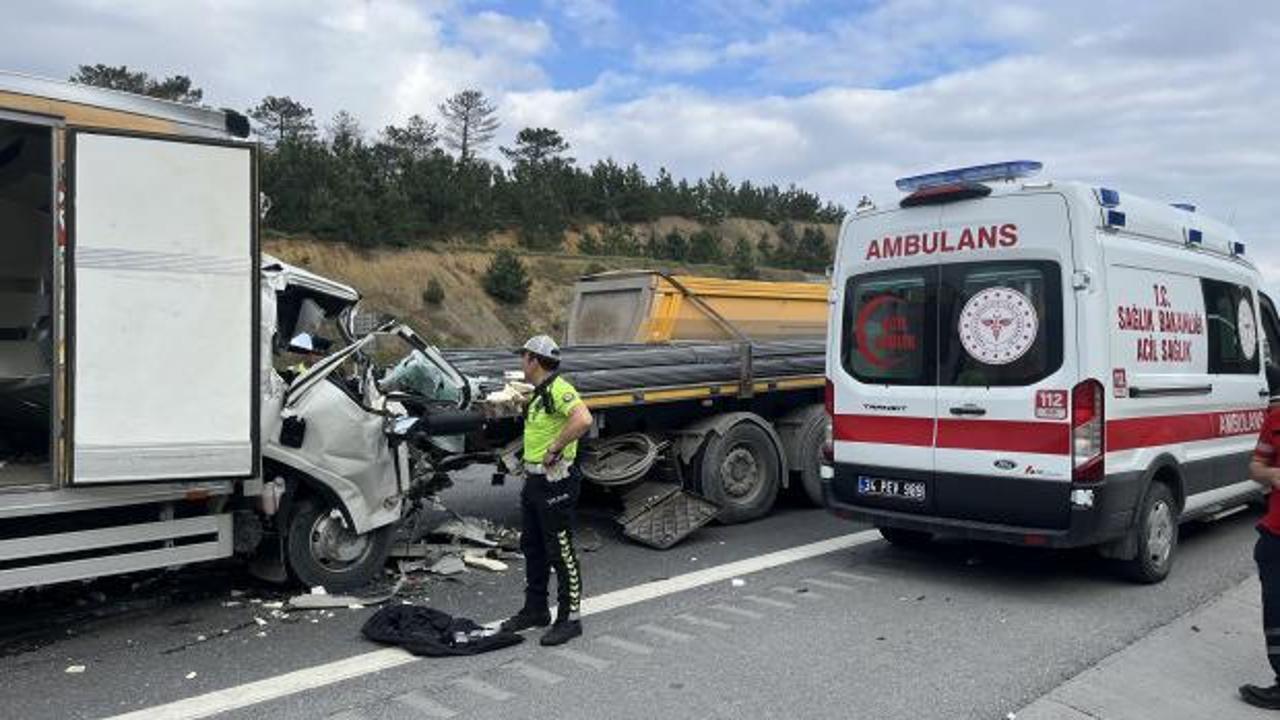 İstanbul'da can pazarı! Tıra &ccedil;arpan kamyonetin s&uuml;r&uuml;c&uuml;s&uuml; &ouml;ld&uuml;
